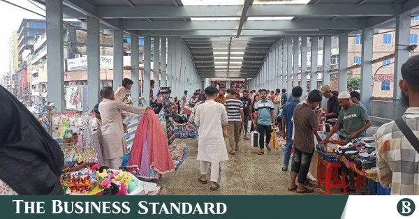 ঢাকা দক্ষিণের একমাত্র এসকেলেটর ফুটওভারব্রিজ হকারদের দখলে
